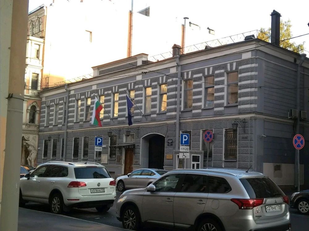 Здание генарального консульства Болгарии в Петербурге - фото с сайта saint-petersburg-apartments.com 